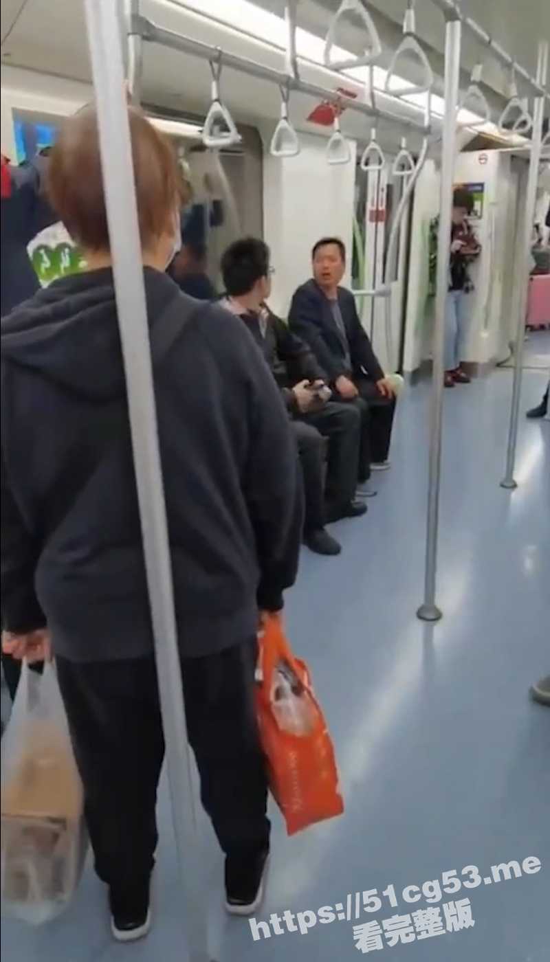 4月14日上海地铁 男子与大爷发生争执 秒变 地铁拳王 一套动作下来大爷根本不敢动！