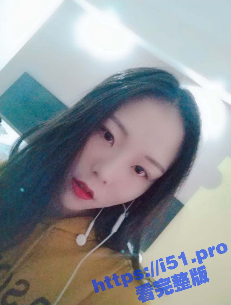 网聊极品翘臀舞蹈生 笑起来非常甜 才聊几天就按耐不住直接裸聊 没想到视频被渣男曝光