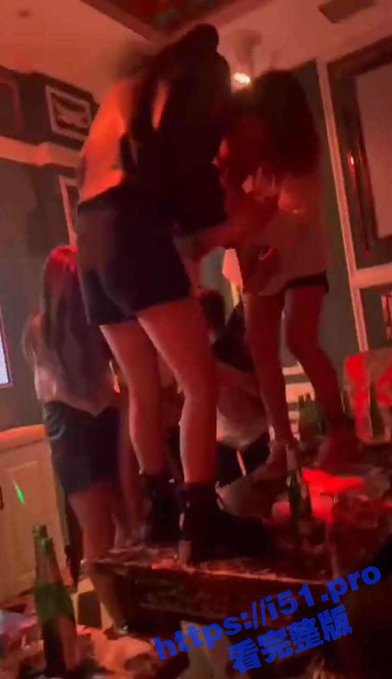 潍坊高密聚星汇KTV淫乱现场 这是一帮女的给男的玩了 都说女人点少爷玩的狠 但一群人就点一个过分了