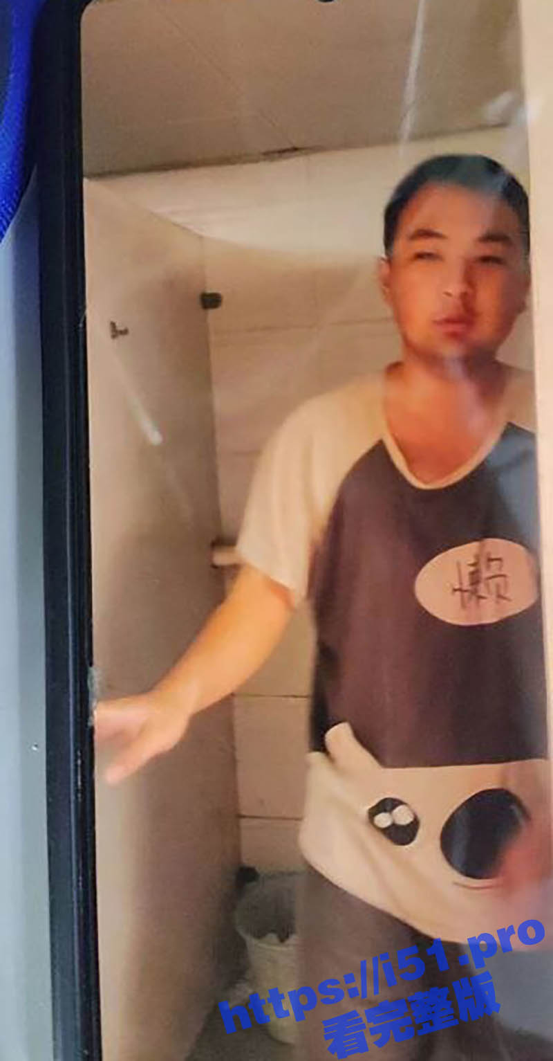 炸裂大胆变态 一猥琐男在大学厕所 偷拍男生拉屎 胆子真大啊这要是动起手来 估计他根本走不出去