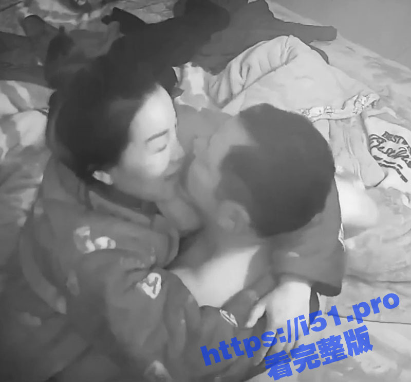水滴摄像头泄密 身材丰腴已婚骚货 背着老公和情人在家里偷情 貌似哥们操的不过瘾 边舔菊花边猛抠骚逼