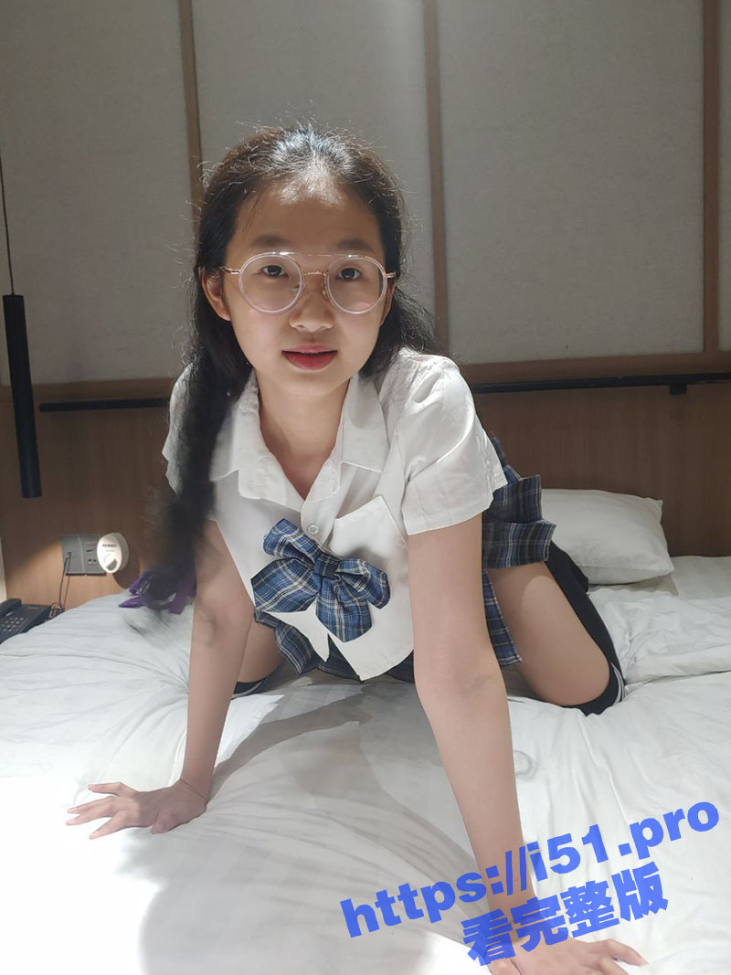 越南眼镜母狗sumslavedog 超喜欢玩约炮3P 拽着两个鸡巴就是舔 前后夹击的爆操才能让她高潮