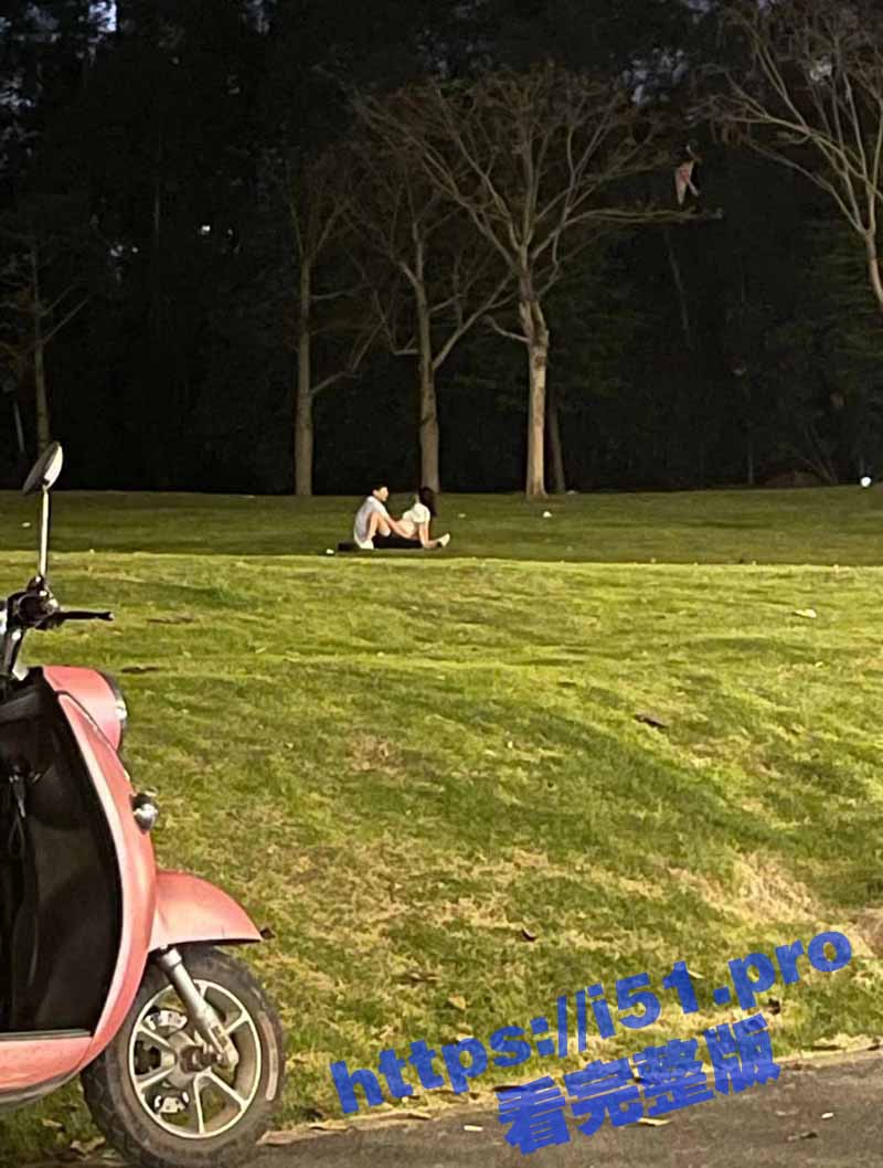 情侣公然在草地上做爱打炮 在学校直接上演活春宫图 女上男下玩的是真开放啊