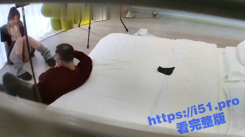 老牛吃嫩草！摄影师大爷给大奶妹子拍完写真后就操逼 奈何心有余而力不足 两三分钟就缴械了