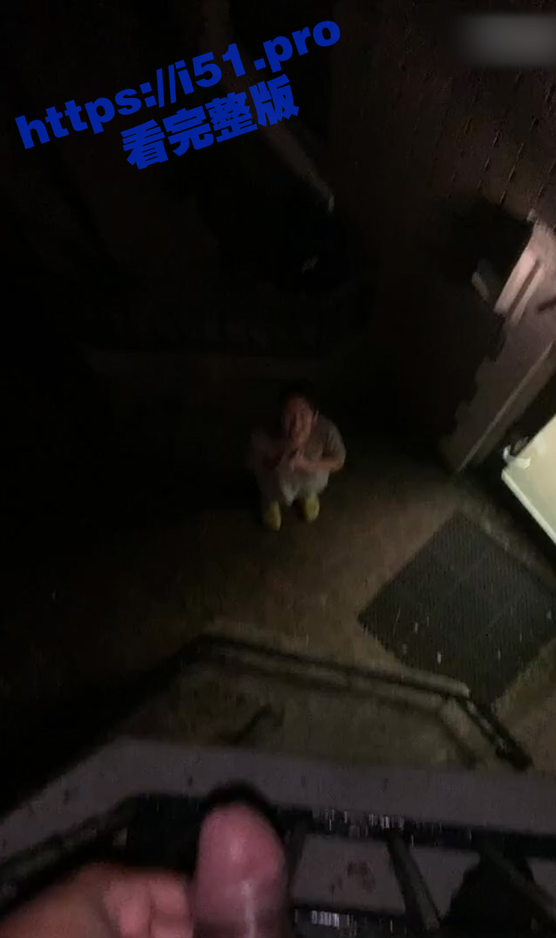 老婆总是半夜才回家怎么办？那就站在阳台上对着楼下的老婆尿尿 让她张开嘴接受从天而降的淋浴惩罚