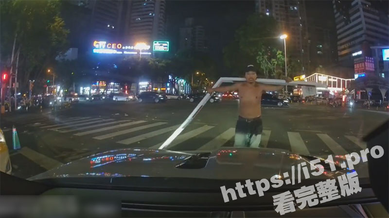 海南海口市 一名上身赤裸的男子 当街袭击行人及车辆 被多名外卖小哥制服 外卖小哥立大功了