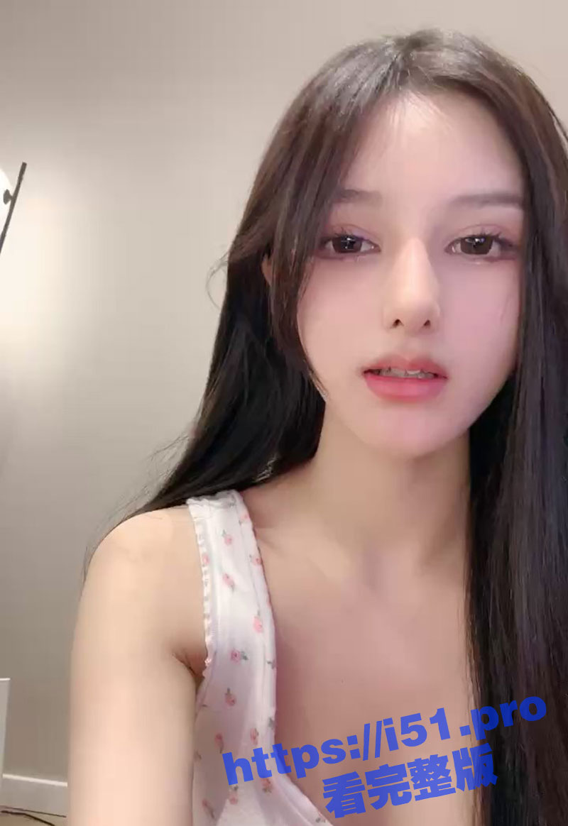 颜值超顶的巨乳尤物女神 美腿穿着吊带白丝 扭腰摆臀！对着镜头掰开白虎嫩穴撸点十足！