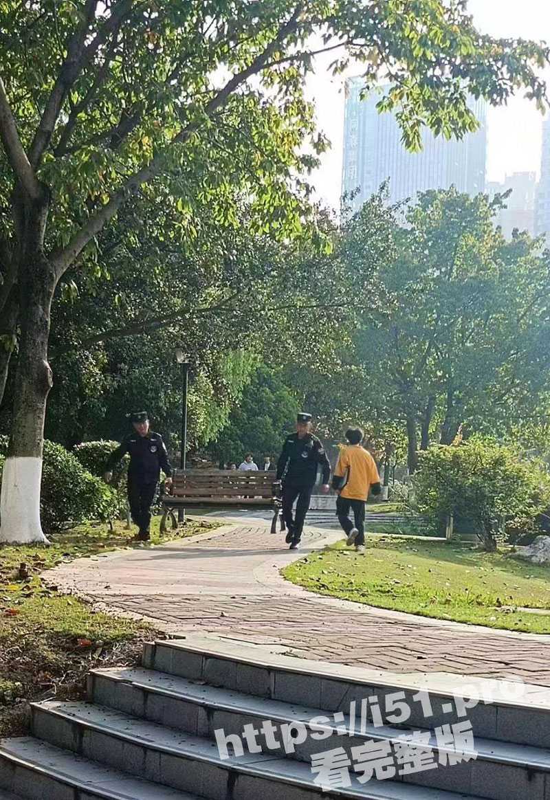 武汉学院操场野战事件后续 开创“文产迪士尼”学生纷纷打卡 第二天椅子被保安搬走！