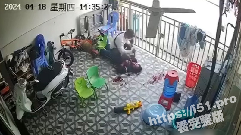 血腥 慎入！网传柬埔寨一男子发现女友有家室后连捅数刀把女友杀死 自己还试图抹脖子自杀 真是个狠人