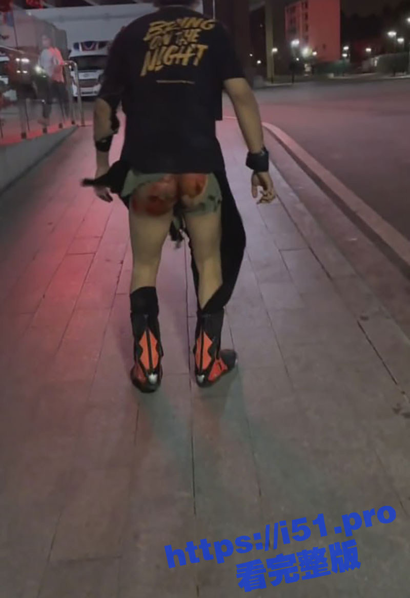 屁股刹车第一人！精神小伙深夜马路秀车技 车翻用屁股刹车 裤衩子都磨没了！