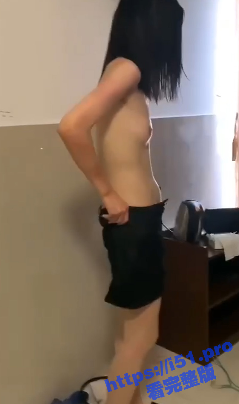 霸凌欺辱！一伙纹身的精神小妹强迫女生脱光衣服 然后脚踩女生的手用烟头烫下体 真是丧尽天良啊