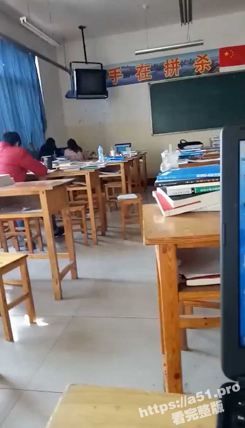 徐州学生妹小赵与校男友不雅露脸自拍流出 毒龙野战教室口交 外表挺清纯的妹子被调教的很反差！
