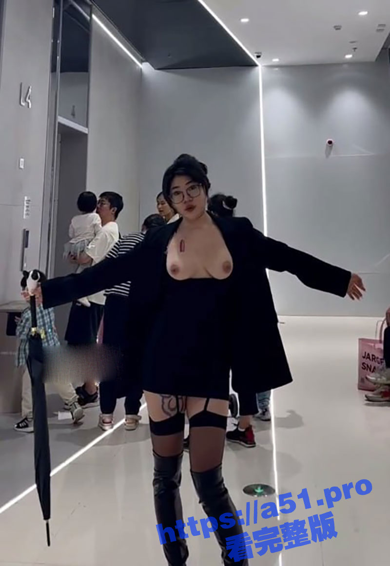 推特露出母狗 pickkkku 在户外放飞自我玩全裸爬行放尿 全程完美露脸极具撸点！
