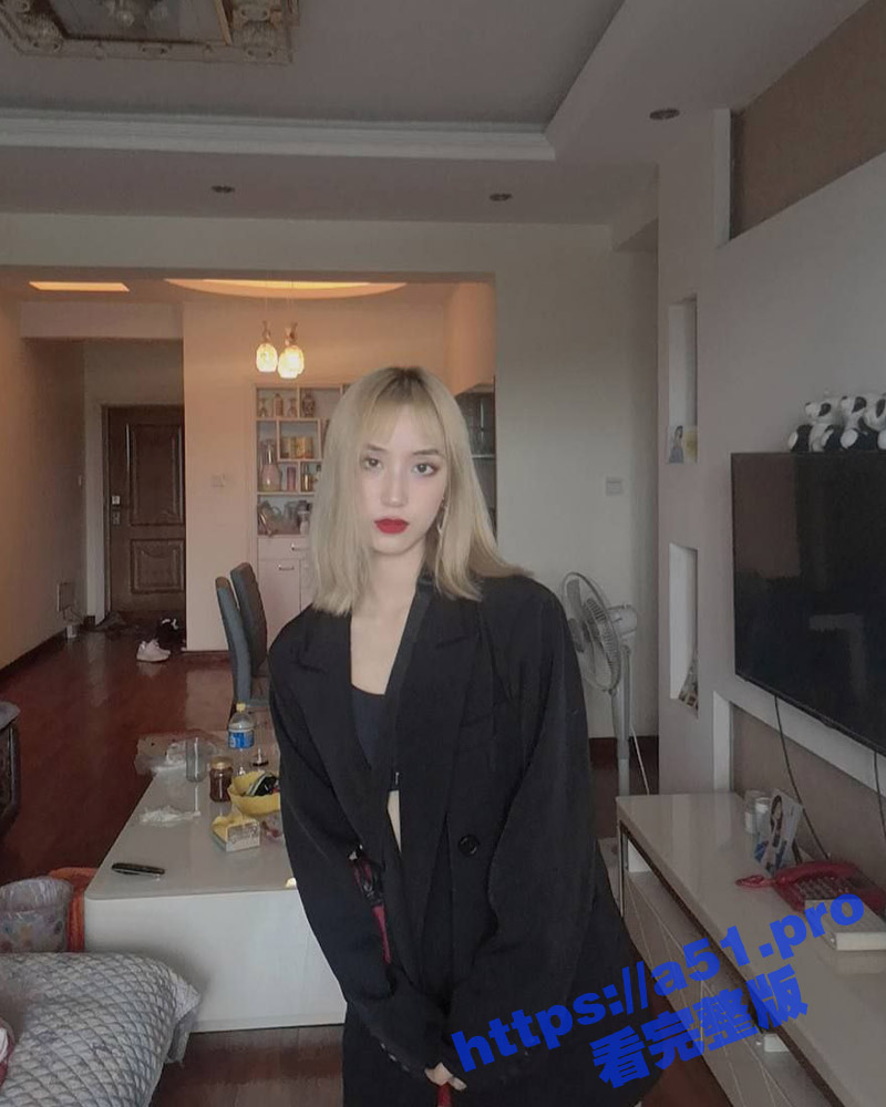 高颜值金短发反差婊学生妹 胡可煊 晚上在宿舍拉上床帘偷偷掰穴扣穴 各种角度尽情展示极品好身材