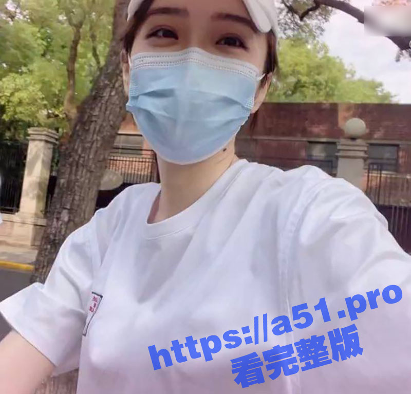 英雄联盟官方主持人 余霜 思想开放出门不带胸罩 其本人是特别骚的反差婊 全裸视频流出速看