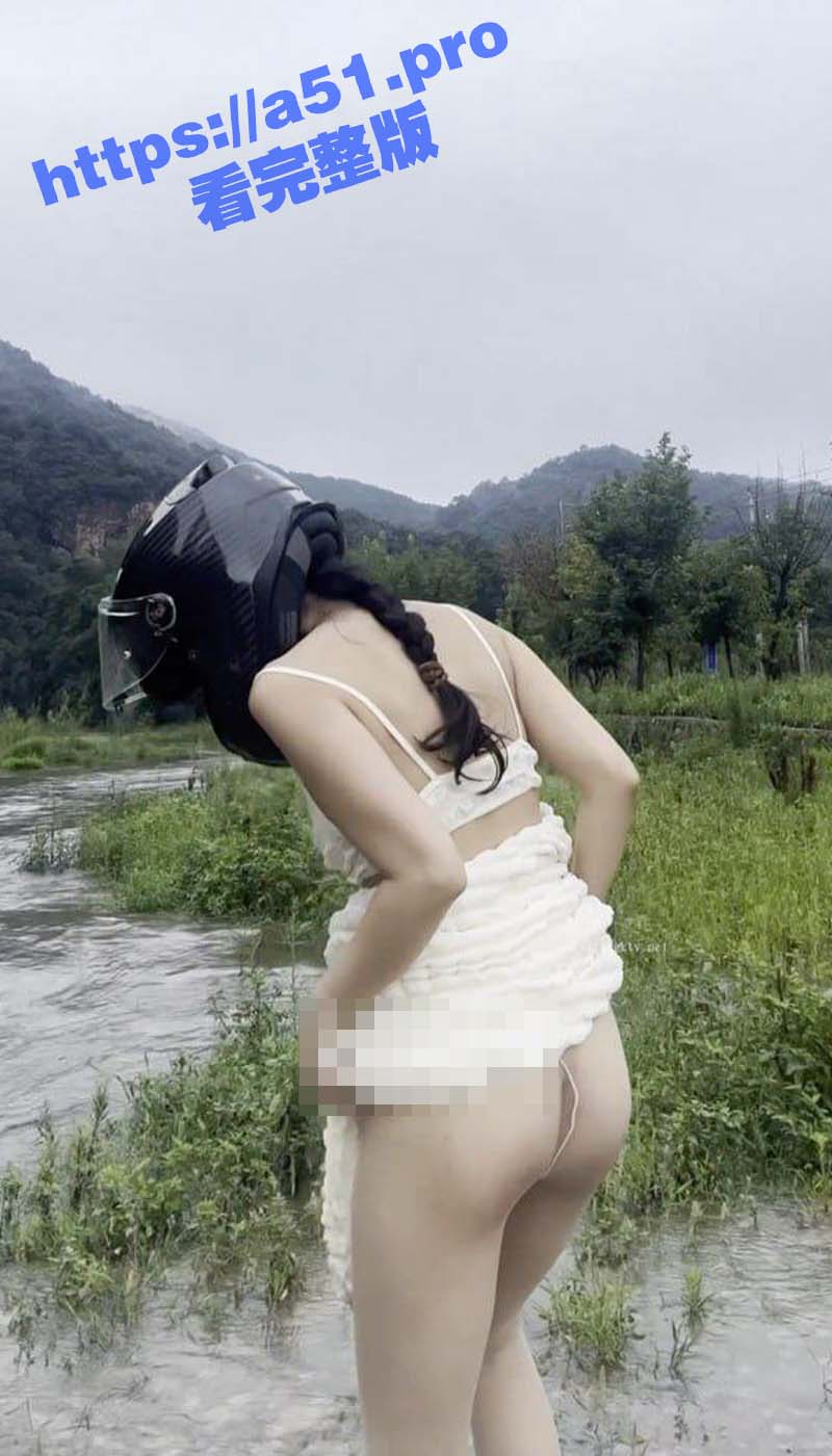 新晋户外露出骚母狗 金秘书 付费定制 野外景区露出 坐在路边的机车上道具自慰骚穴 淫言淫语不断