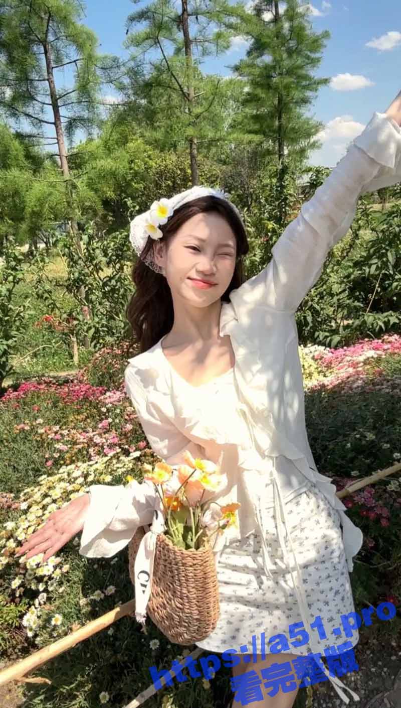 抖音网红主播 yeye椰椰 直播现场换衣服巨乳露奶 生过孩子下面还是那么粉！