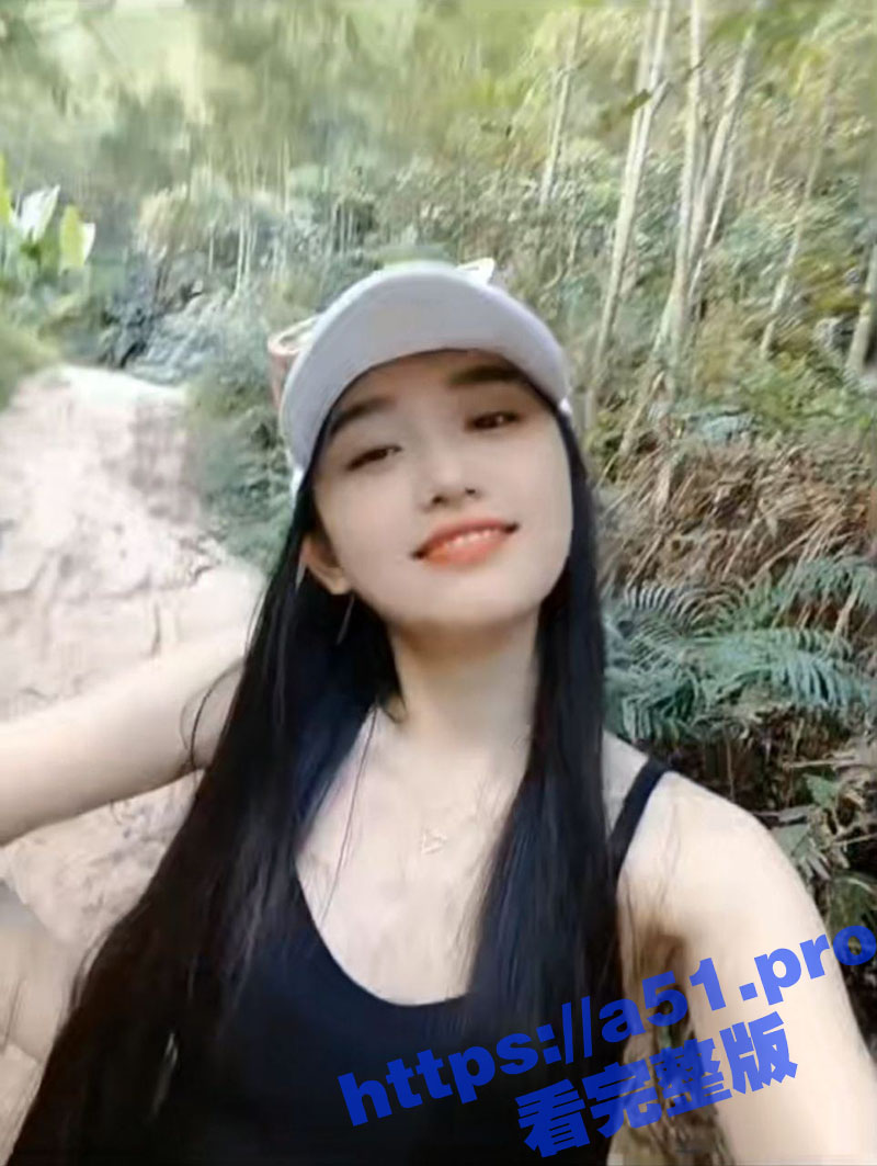 广东佛山00后老师 颜值非常哇塞 小穴和奶子都非常白嫩 极品馒头逼主动上位 套住鸡巴疯狂抽插