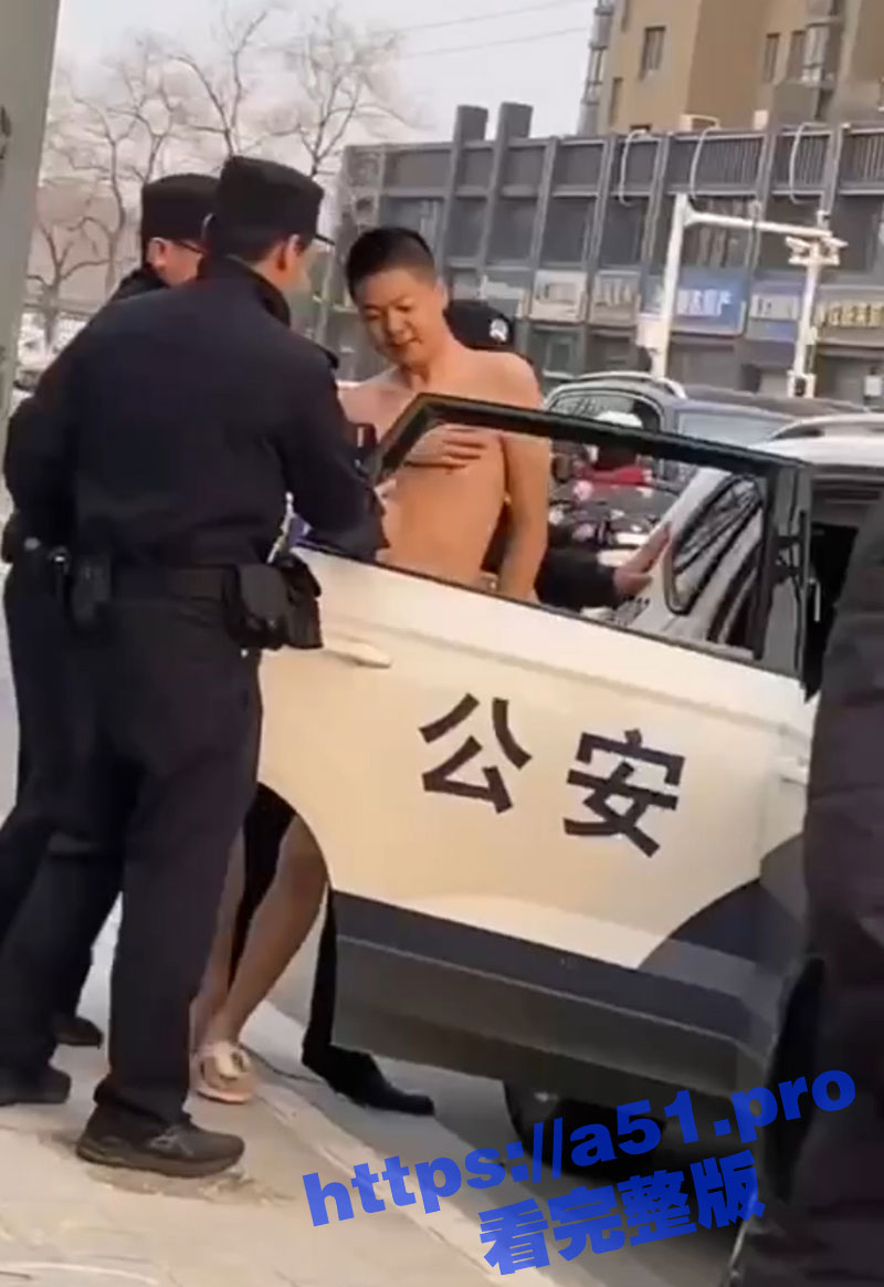 宿迁狠人 失恋男生精神崩溃 放飞自我在小区街头全裸 当众打飞机被围观！
