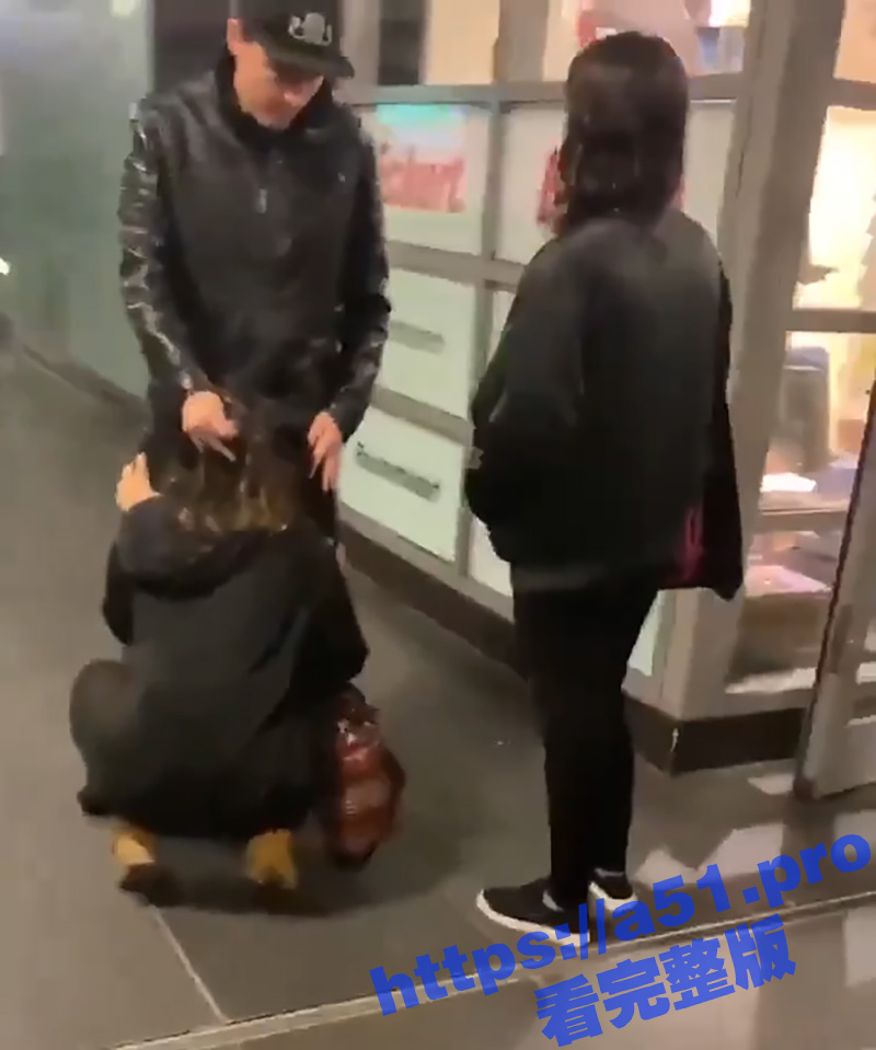 老外真会玩！机场下面商场公然口交 这是离别前的口爱吗？这三人什么到底什么关系？