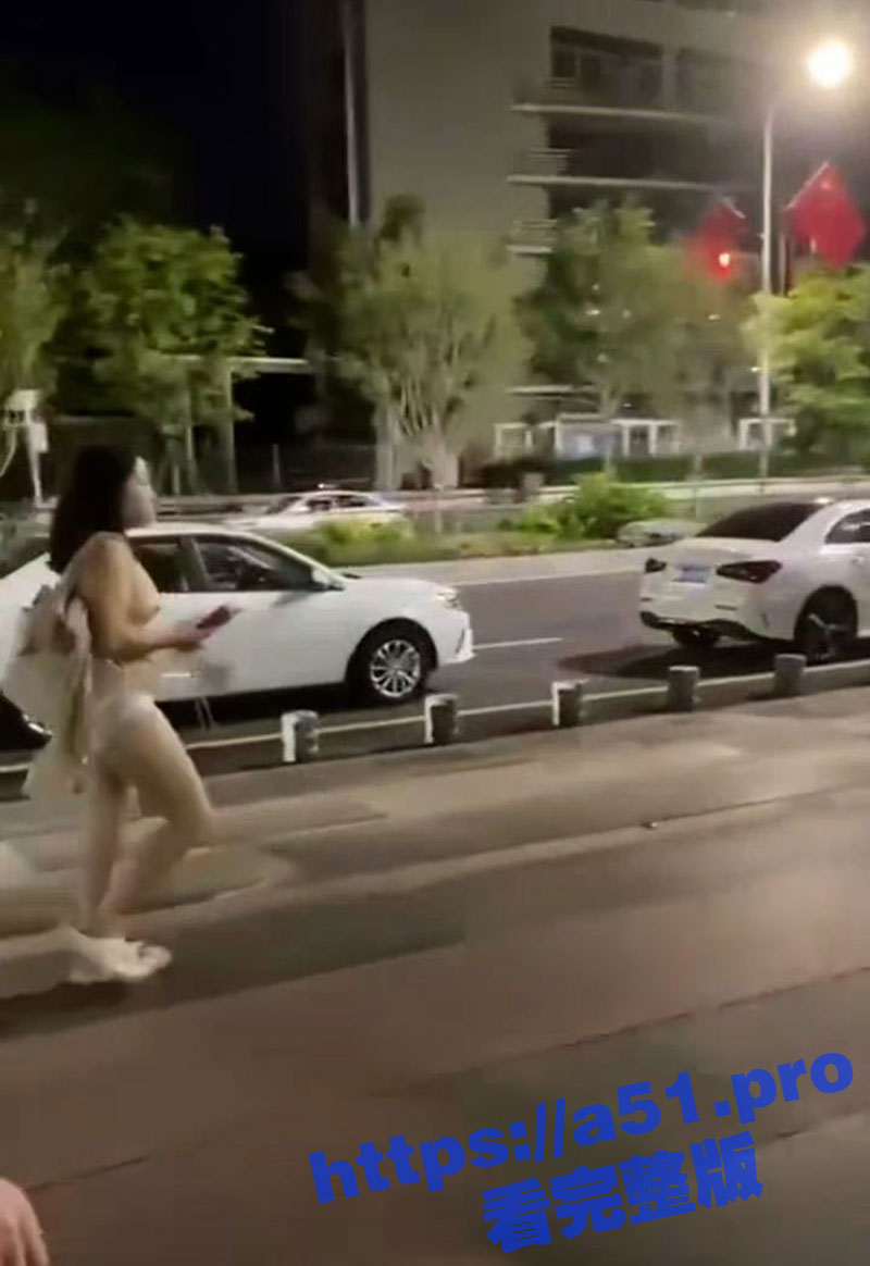 广东惠州 微胖社牛妹上身全裸露出巨乳 只穿内裤裸奔露出 对精神小伙比心放电!