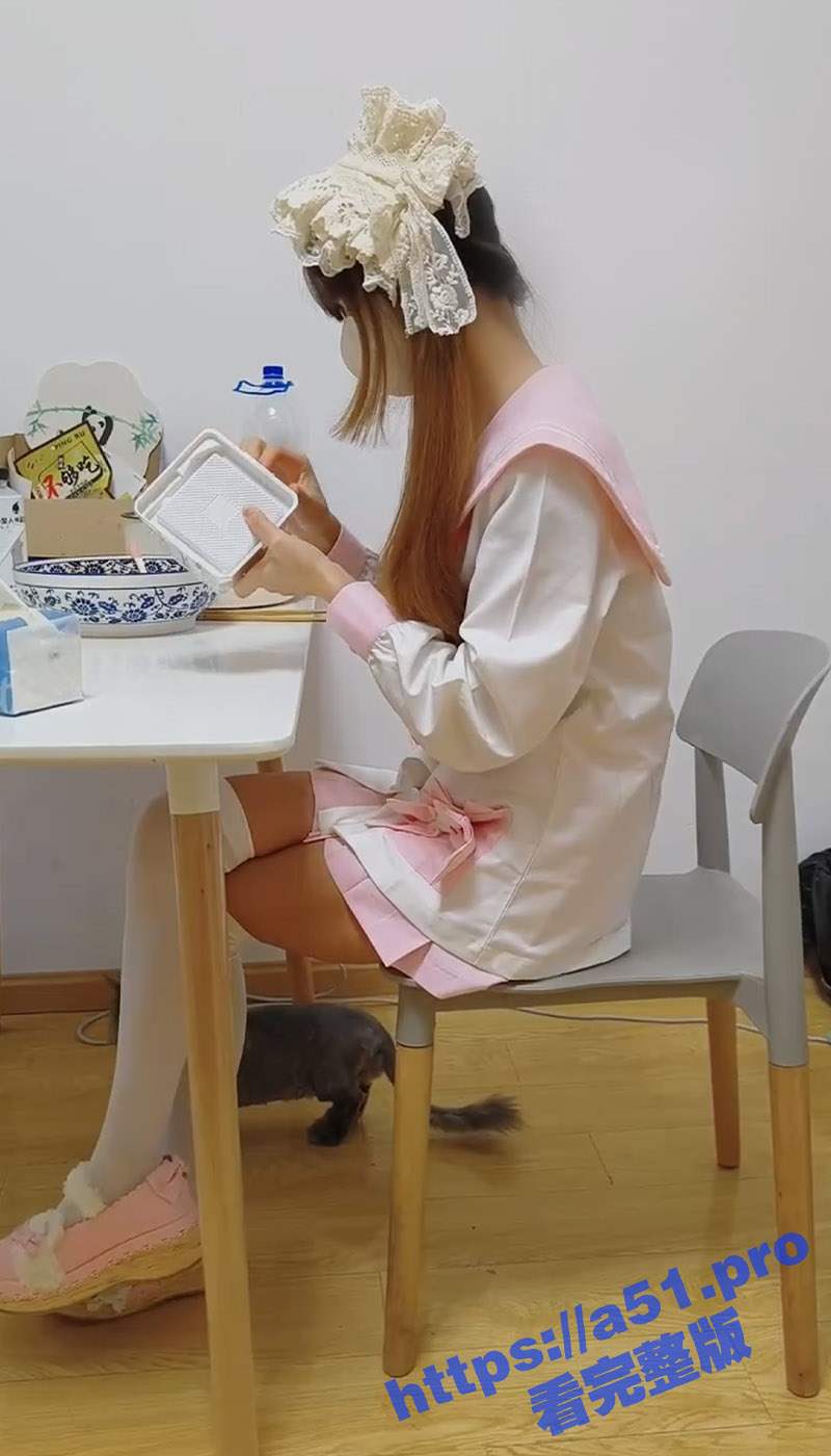 萝莉少女 软软兔 小白袜玛丽珍鞋超可爱的LO裙 小女仆做饭时被爸爸强制进入小穴 小女仆被操得狂叫不停