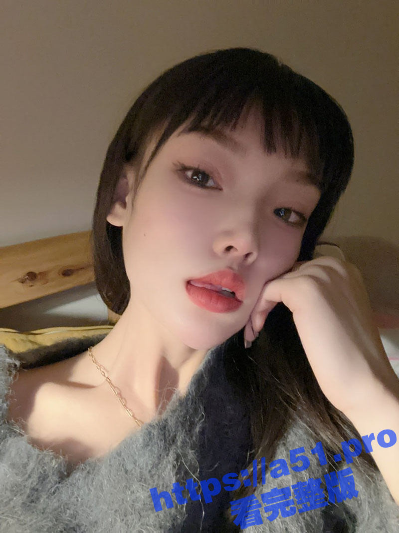 深圳极品纹身反差眼镜妹 王景璇 给男友舔鸡巴口交视频泄密 蛇系长相小美女口交技术真不错！