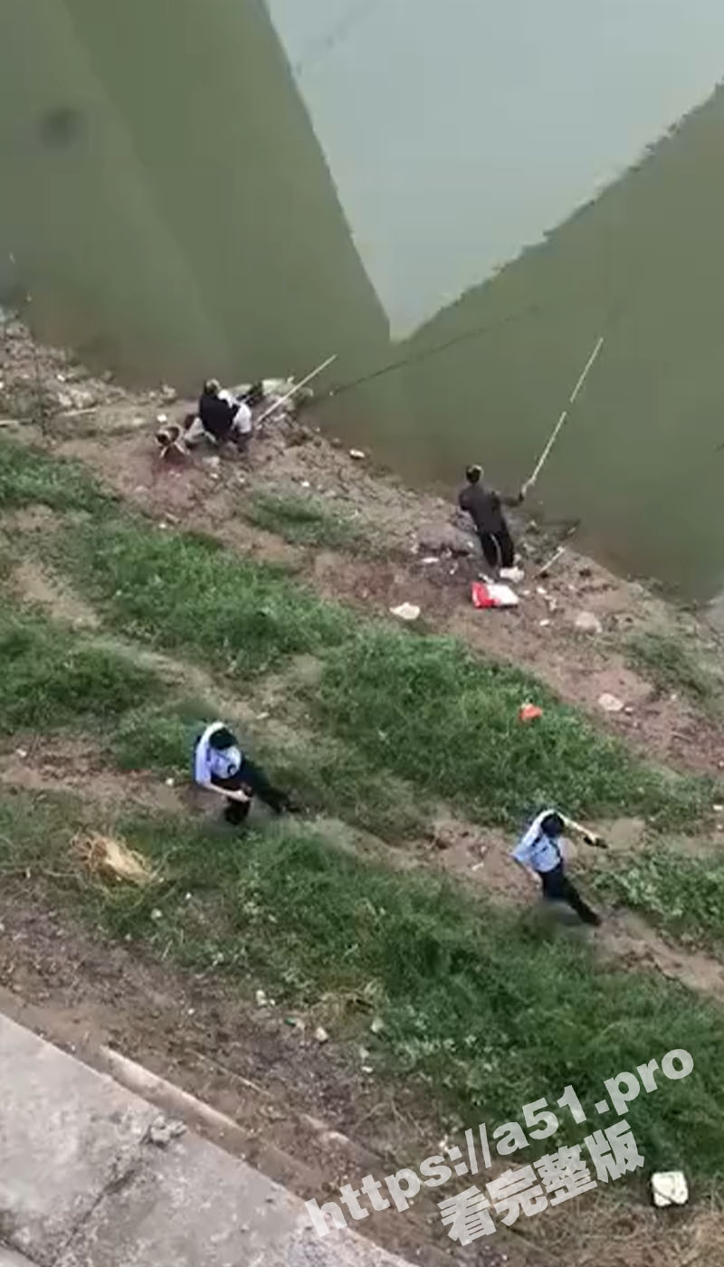 无敌钓鱼佬！眼前飘过一具死尸钓鱼佬仍在淡定的钓着自己的鱼 这心理素质实在是太佩服了