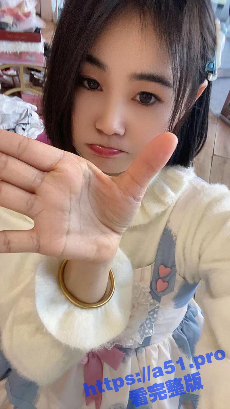 在约炮软件上约的一只小母狗 喜欢穿各种制服被后入 很会玩的一个妹子 身材颜值都是一流的