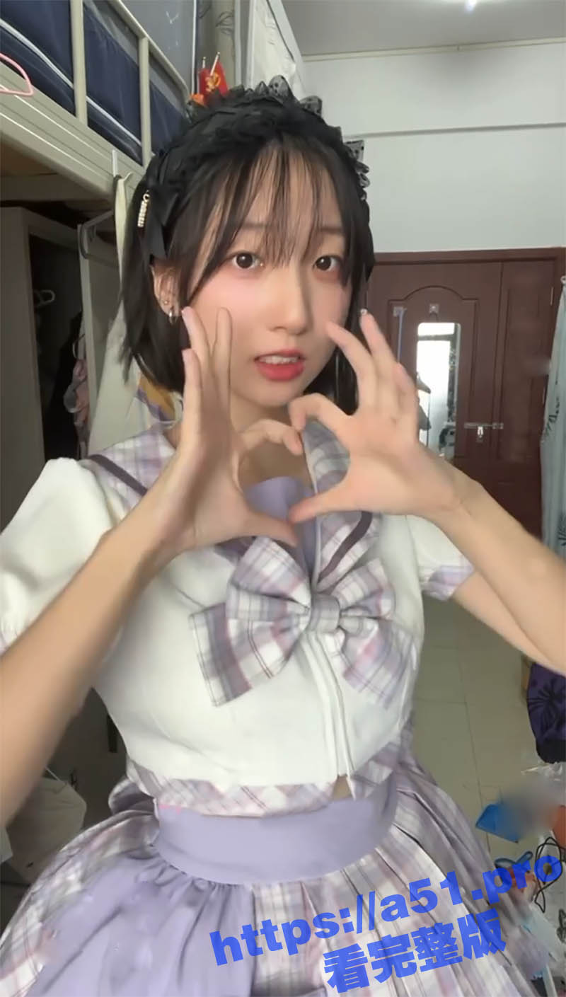 还在念大学的清纯反差婊 可爱漂亮的外表 是母狗一样的内在 最喜欢打屁股后被后入爆操