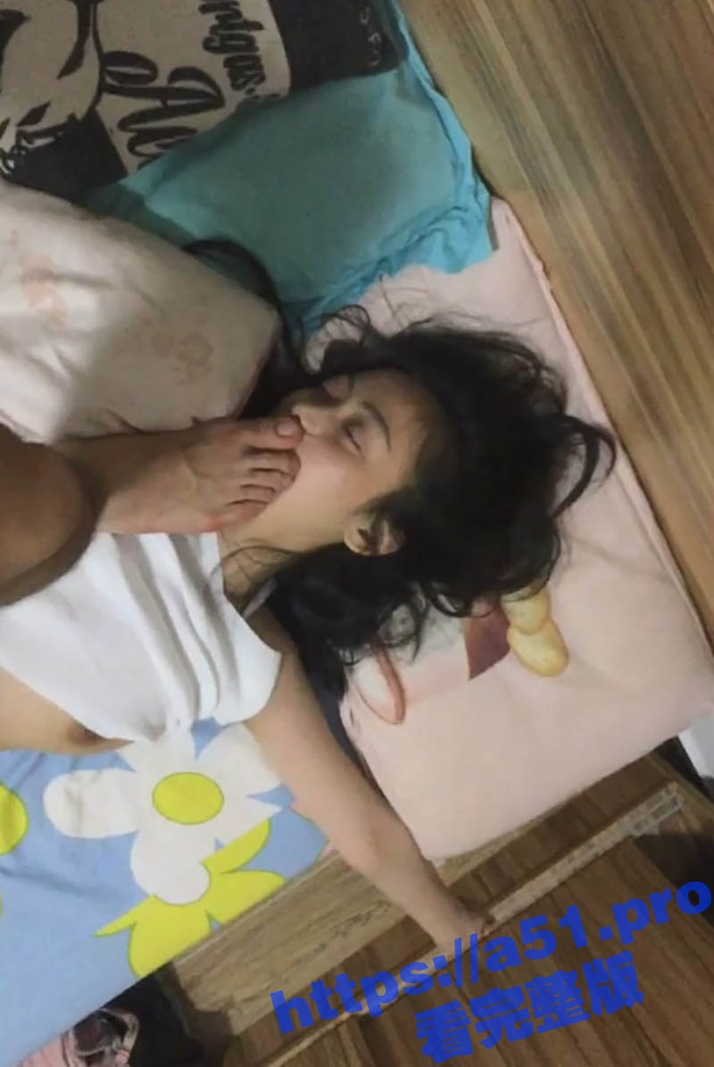 舞蹈学院女神 唐晓莫 惨遭大神眼镜哥迷奸！臭脚踩脸抚摸长腿 被各种玩弄 完整视频流出！