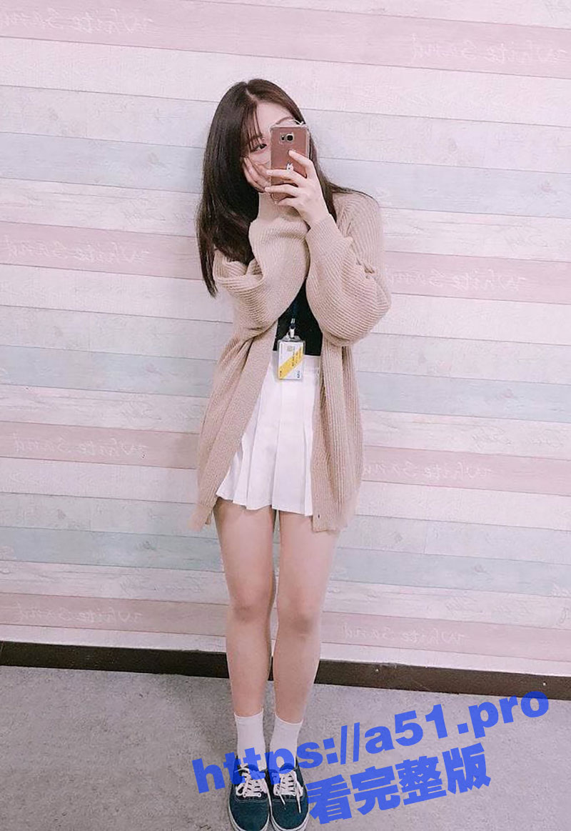 长相清纯的女友 私下穿着黑丝网袜与男友打炮 嫌男友没洗澡极力反抗 但是插入骚穴后立马变乖了！