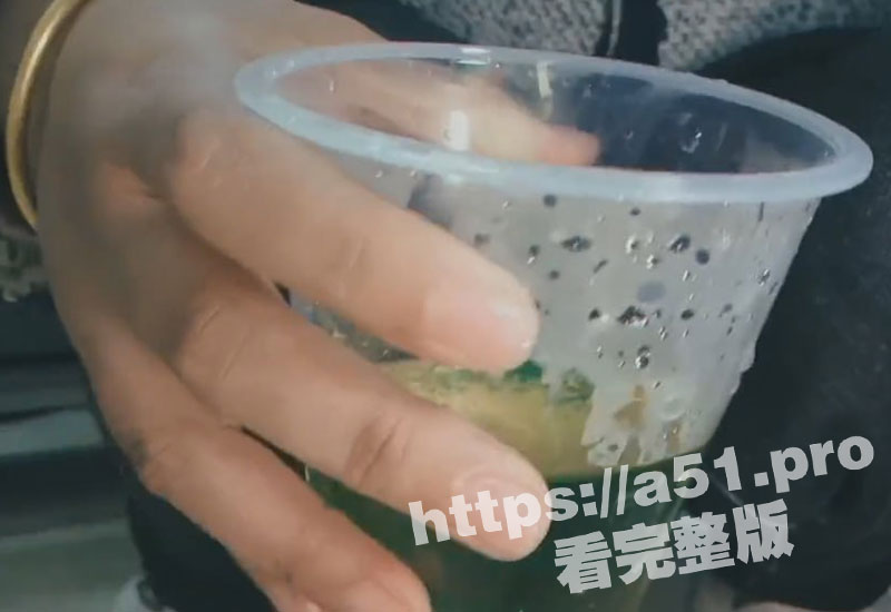 重口味！骚逼母狗为完成主人的任务 录制放尿视频！先尿在杯子里面 然后再喝下去！