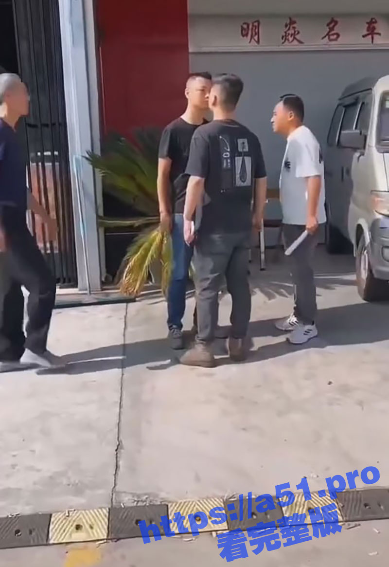 真是一场酣畅淋漓的口水战！湖北宜昌 两名男子发生口角互相吐口水 能动口就别吵吵！
