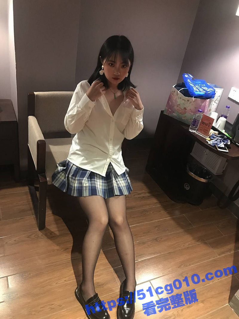 江苏港航极品骚货 蒋钊颖 超喜欢被潜规则 没人操的时候到处约炮 举着身份证被操的样子 实在是太骚了