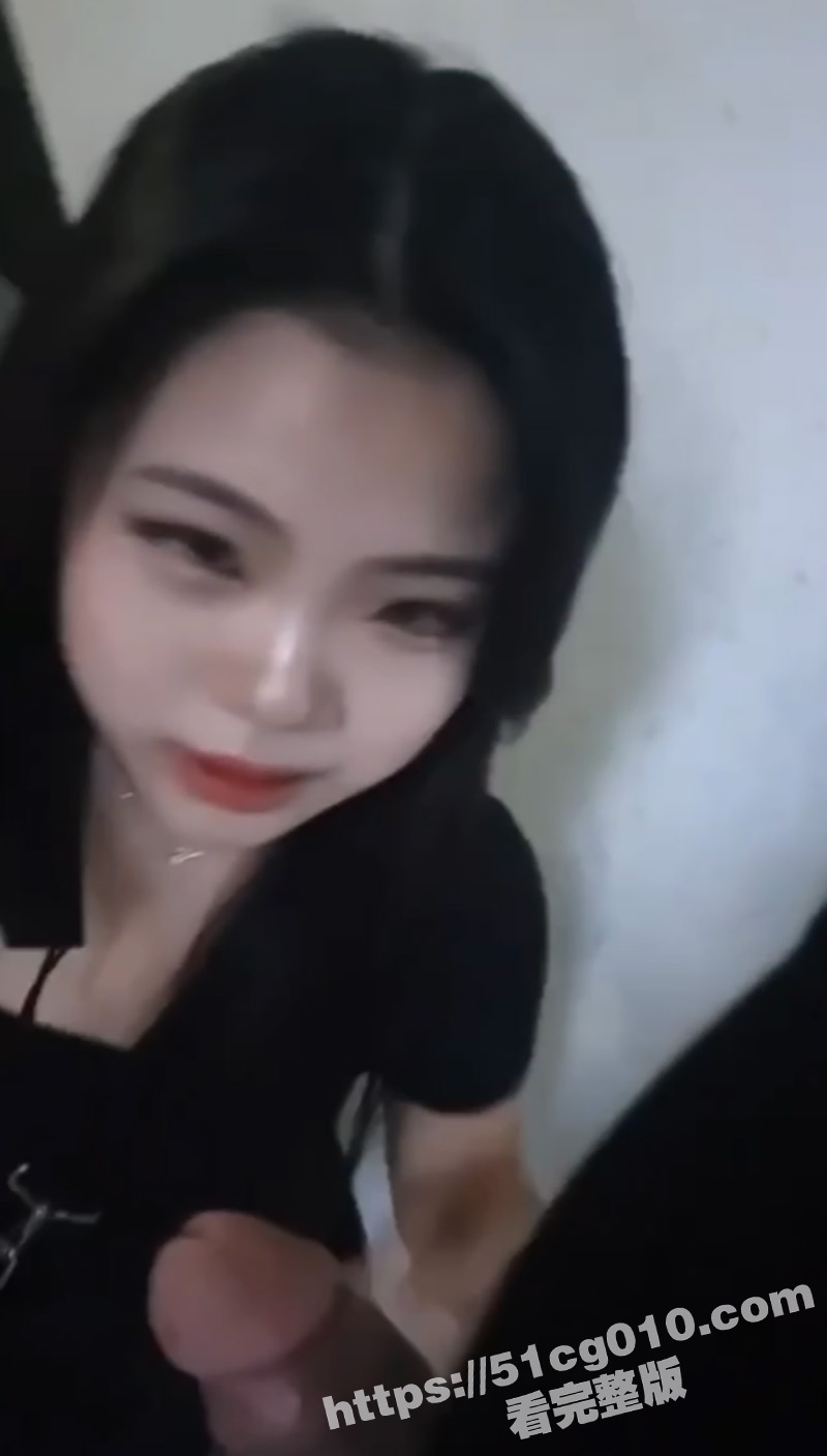 韩国包臀裙性感美女 为了一点钱在楼道里 给猥琐大叔口交打飞机 最后被射满嘴巴 韩国妹这身材是真的棒啊