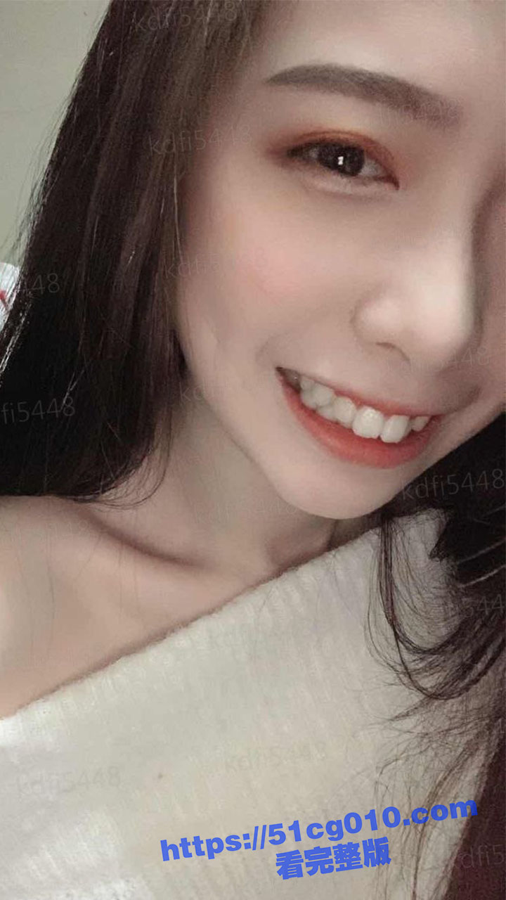 台湾大学生反差婊 气质文静 长相甜美 丰乳蜜桃臀 身材真的好 自慰都有一种乖乖女的气质！