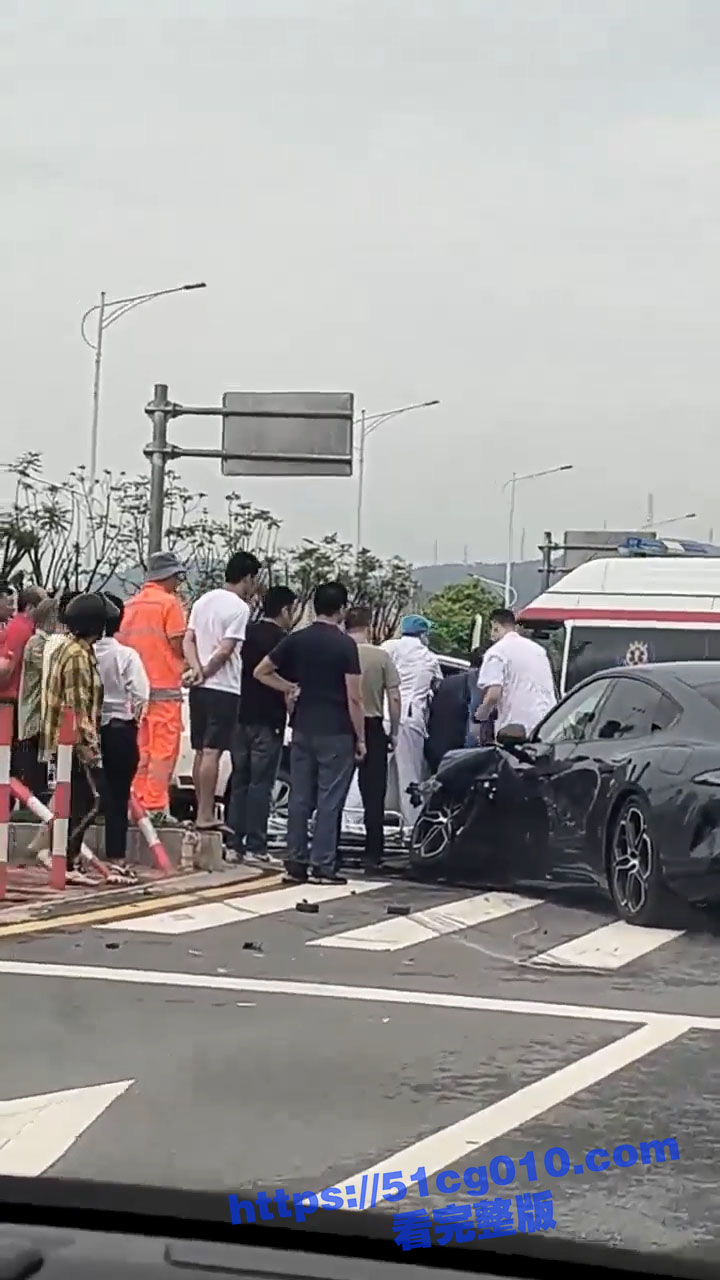 小米SU7首撞丰田 两败俱伤 两辆车前轮都断轴了 这应该是xiaomi SU7 这么严重的首撞吧！