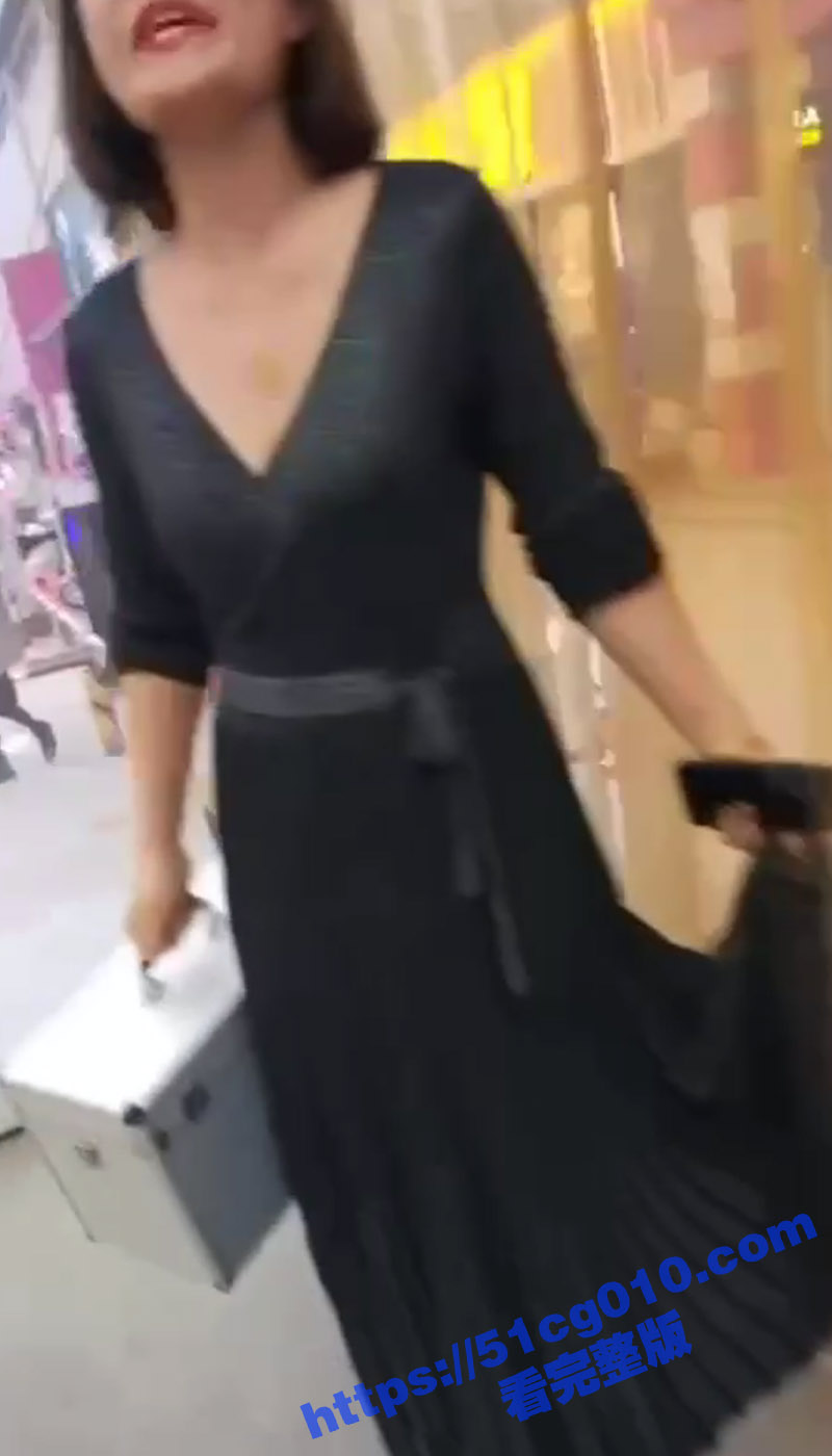 “草泥马 死变态 你他妈傻逼吧你” 变态在扶梯上街射美女被发现 当场被骂得狗血淋头 最后灰溜溜地跑了