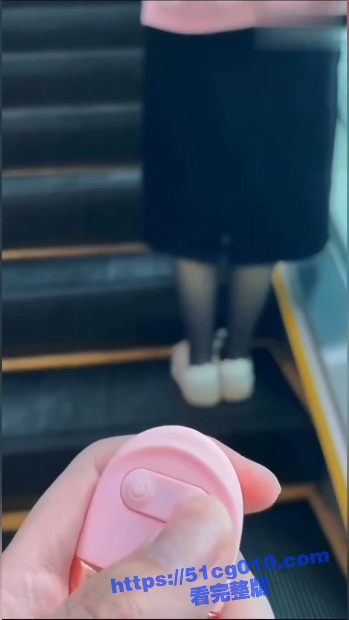 最新流出健身少妇女邻居 无线跳蛋逛商场 酒店门口射一脸 玩的就是刺激！