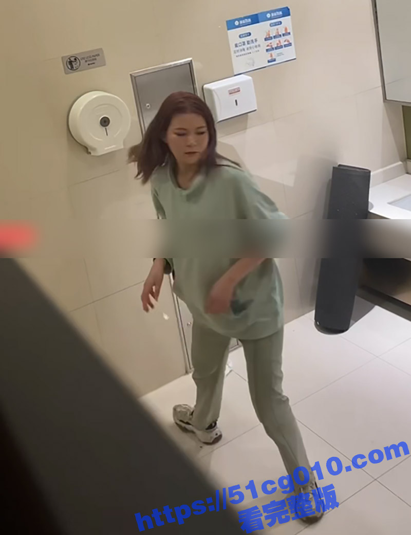 熟人作案太狠 长腿美女 芳乔 厕所被同事偷拍骚穴 还直接发朋友圈曝光！