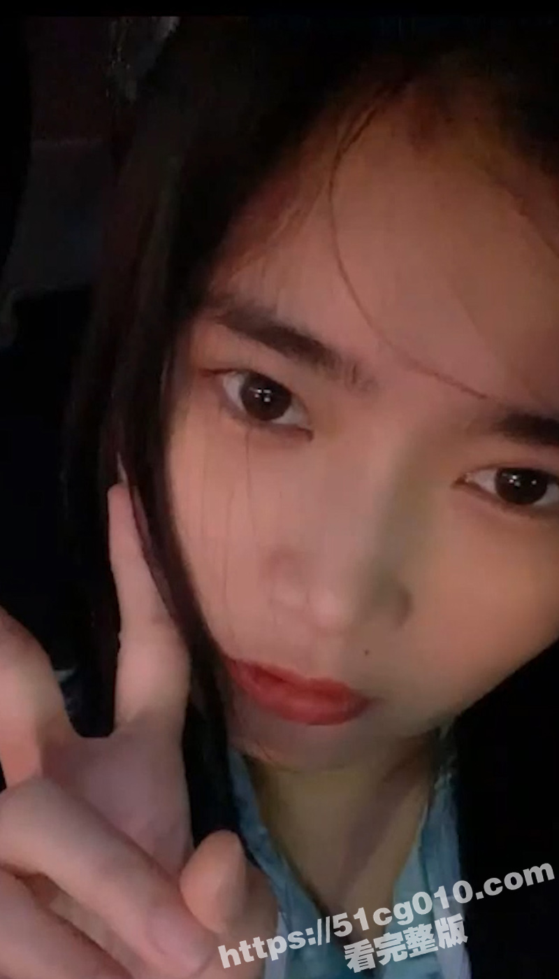 乱伦迷奸 表妹元旦当伴娘被灌醉 乘机迷玩00后醉酒黑丝表妹 还贴心的没穿内内 下面刮得真干净！