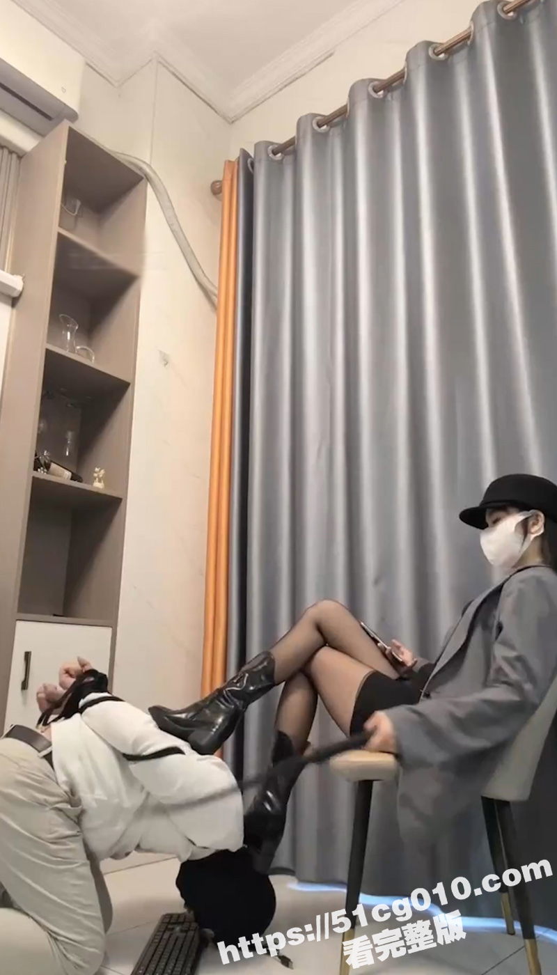 SM暴力惩罚龟男家奴 跪键盘 黑丝御姐身穿高跟靴 皮靴 鞭打 踩踏！