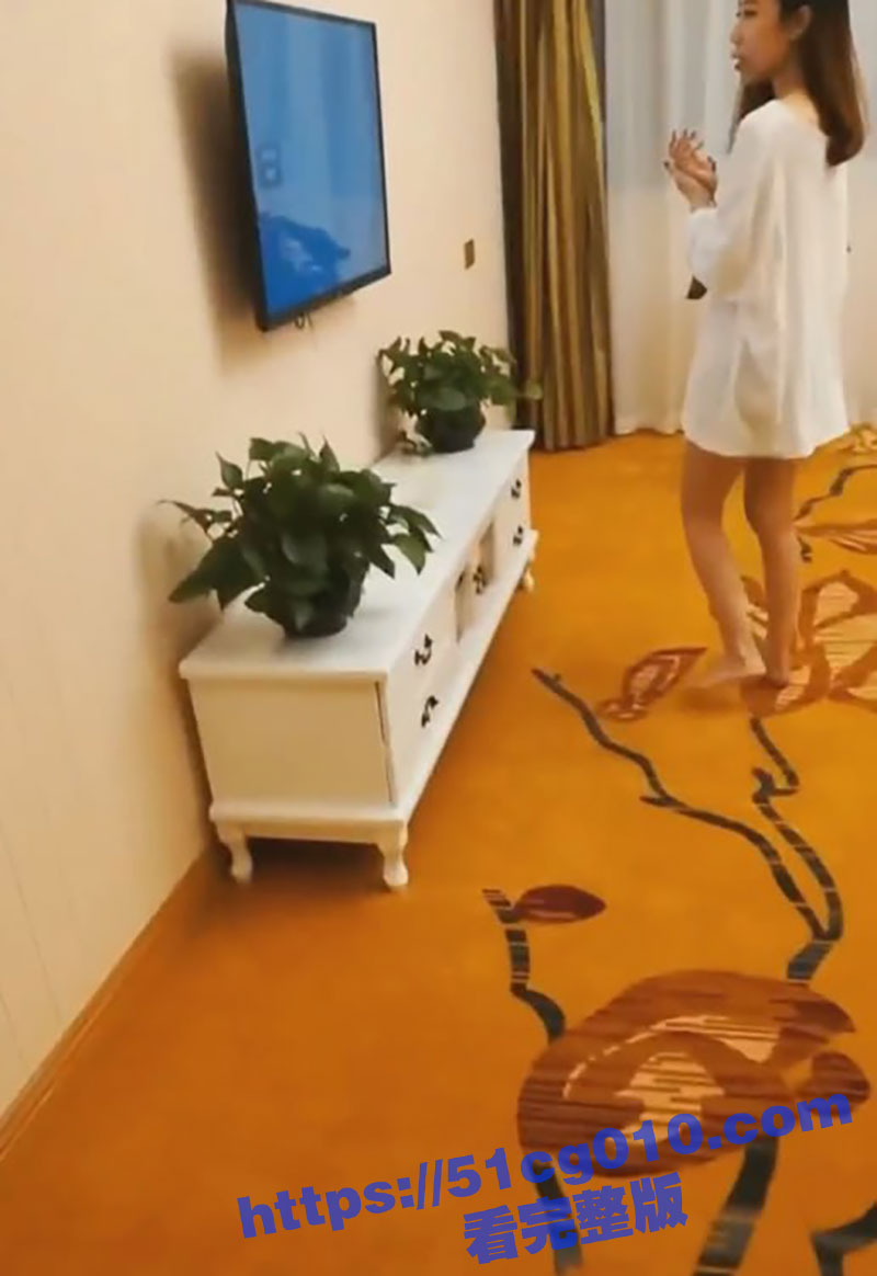 寂寞少妇的丈夫常年在国外出差 少妇哄骗维修人员来家修电视 然后以肉体付费！满足她的骚穴！