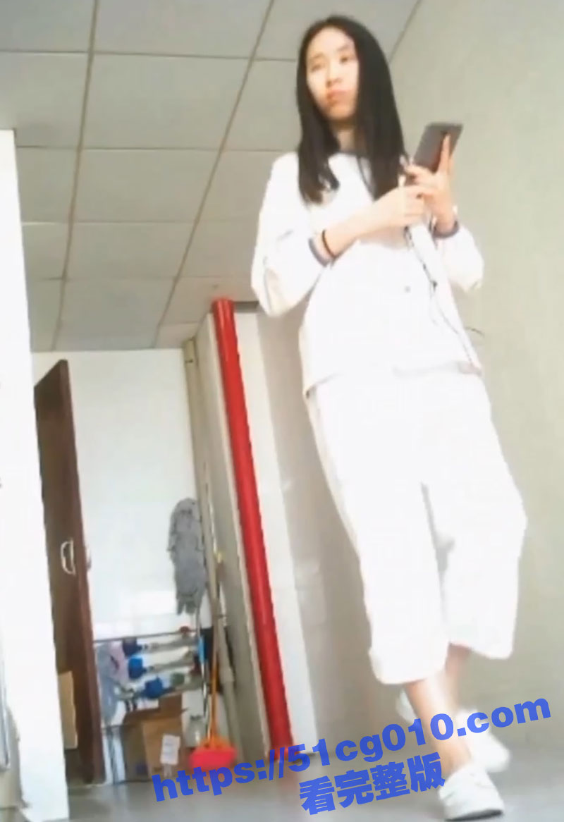 冒死偷拍公司美女同事上厕所 没想在这个骚货竟然在厕所自慰扣穴 好想上去帮帮她！