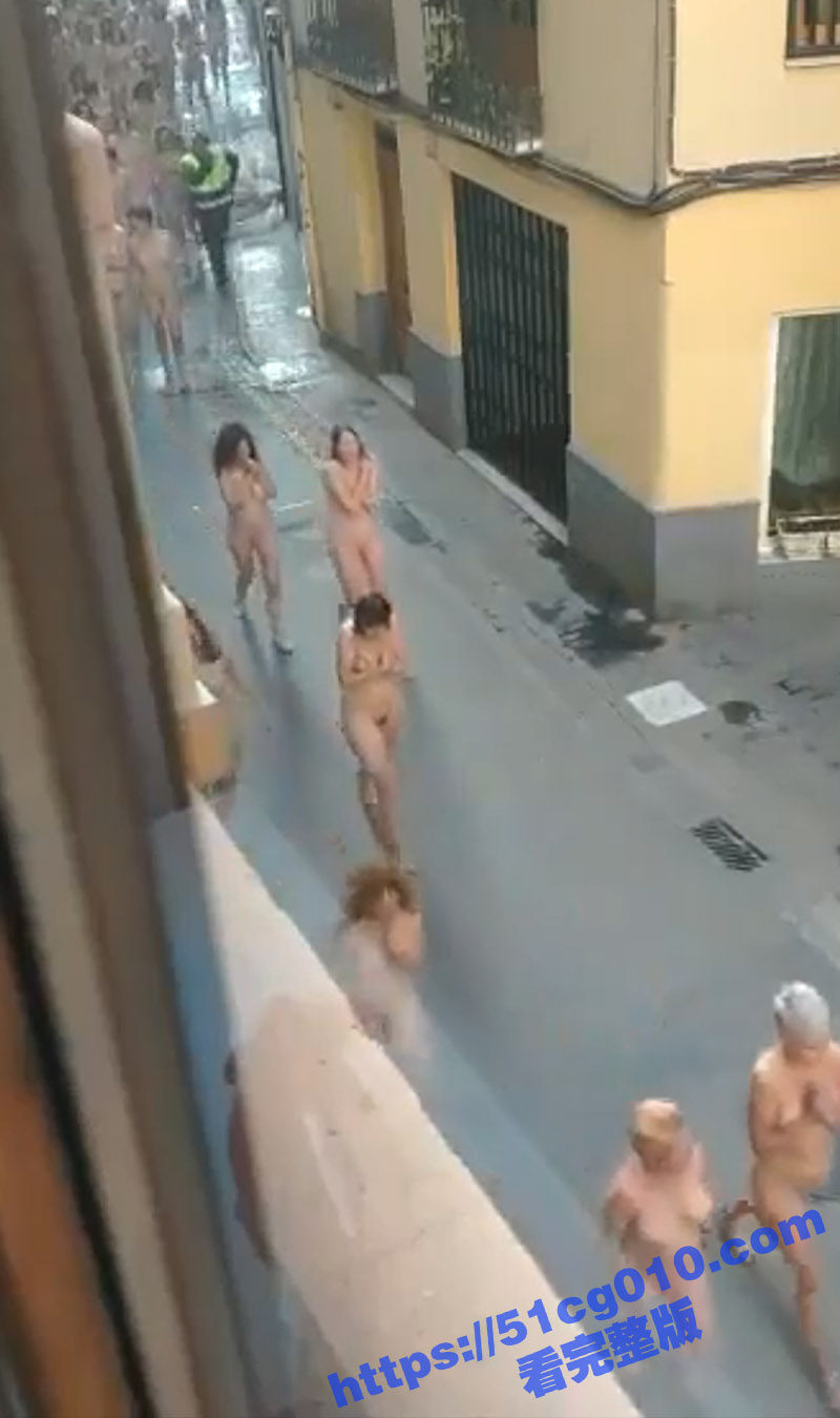 看不完看不完 根本看不完！巴伦西亚快闪族裸体日 大规模裸体女人出街 白花花的一片 简直要亮瞎眼了