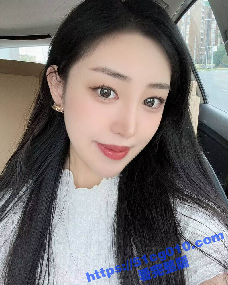 南京大学刚毕业的漂亮学姐被同城富二代拿下 露脸口交被强制按住深喉 对着镜子激情啪啪
