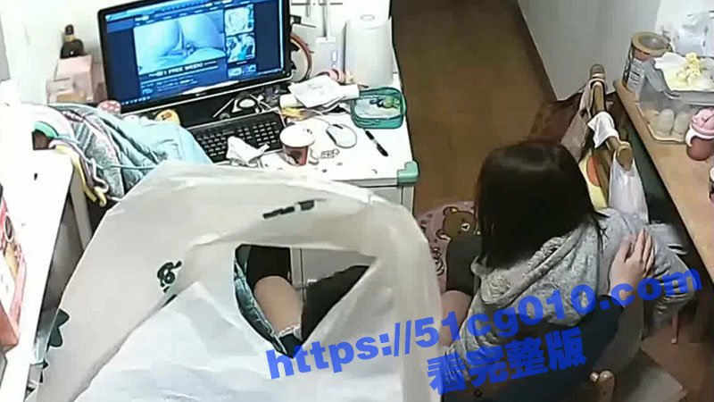 黑客破解家庭摄像头真实偷拍！知识分子夫妻在家一起看A片 兴致来了直接客厅打一炮回床上继续干！
