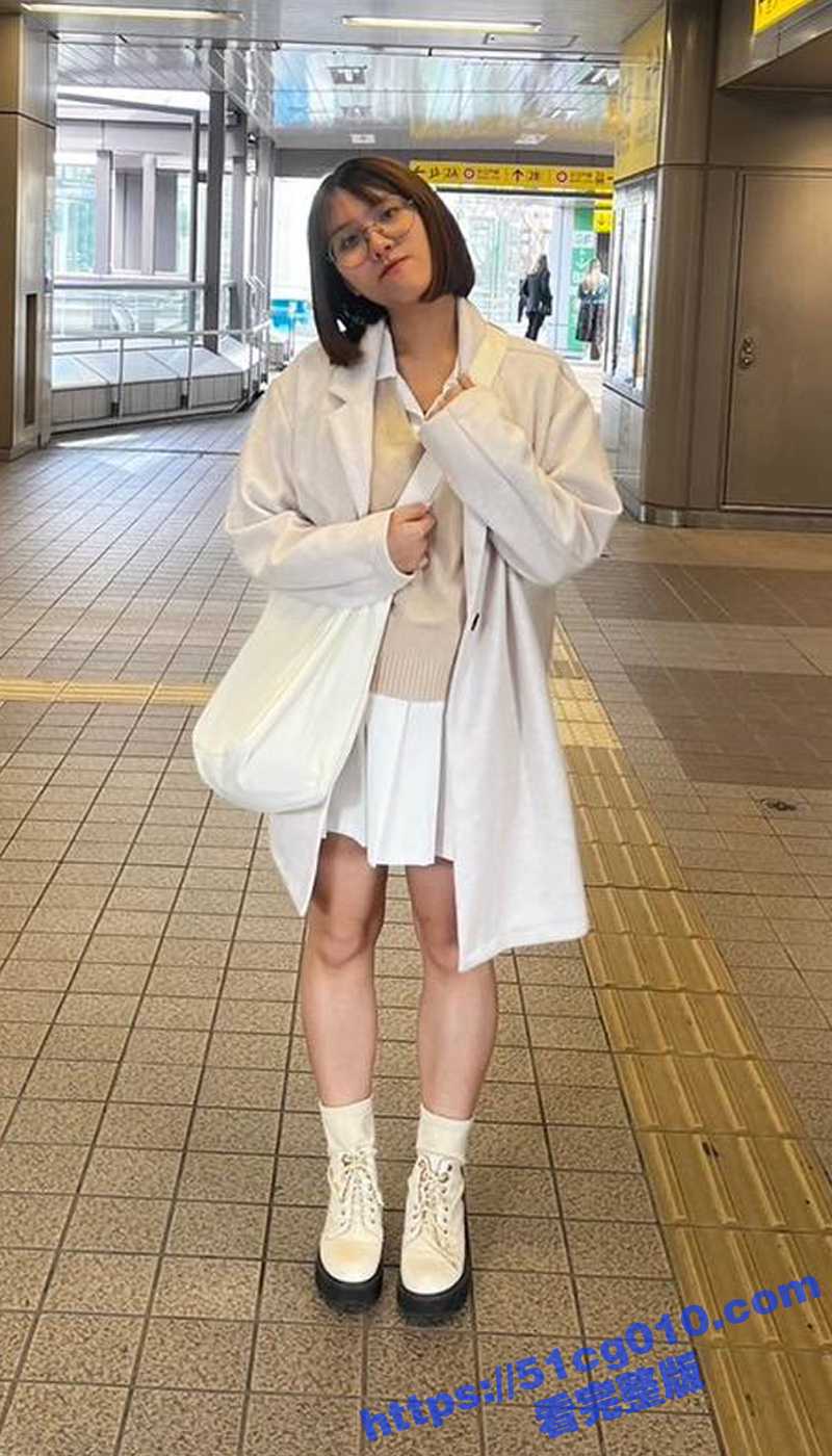 上海外国语大学大三学生 周栎茹 与男友自拍泄露流出 眼镜妹真是名不虚传的骚！呻吟超嗲！