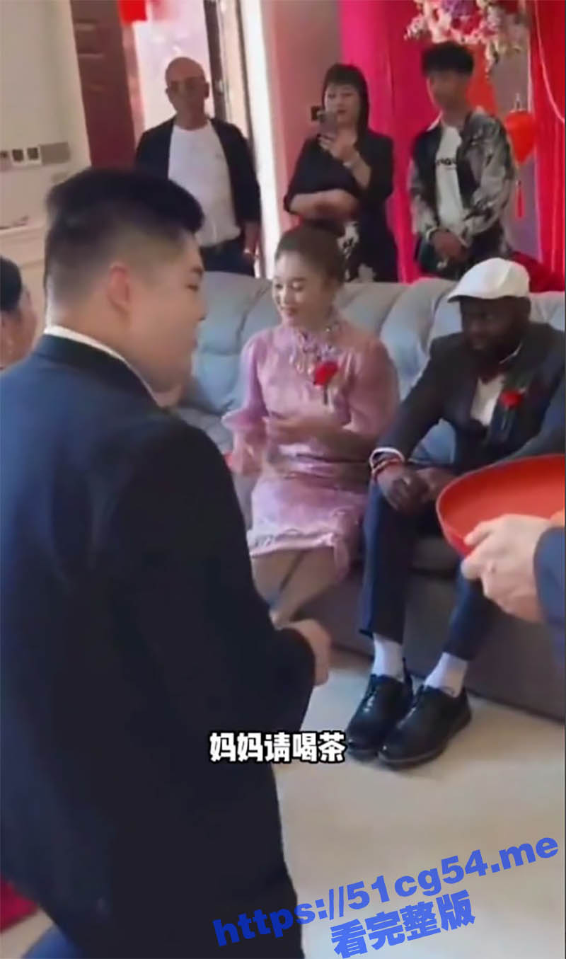 真是光宗耀祖！第一次见黑人当公公 这婆婆晚上玩的应该挺好吧！